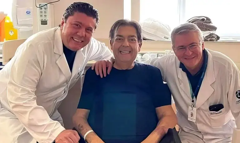 Faustão e a equipe médica que o acompanha; segundo a sua mulher, alta será no fim de semana | Foto: Reprodução/Redes sociais
