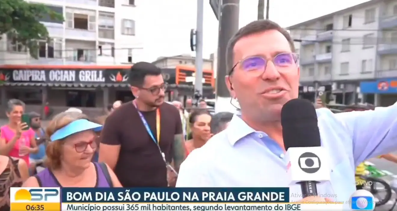 O apresentador Rodrigo Bocardi, durante passagem ao vivo no litoral paulista, em 2024: jornalista de 49 anos estava na Globo desde 2013 | Foto: Reprodução/Twitter/X