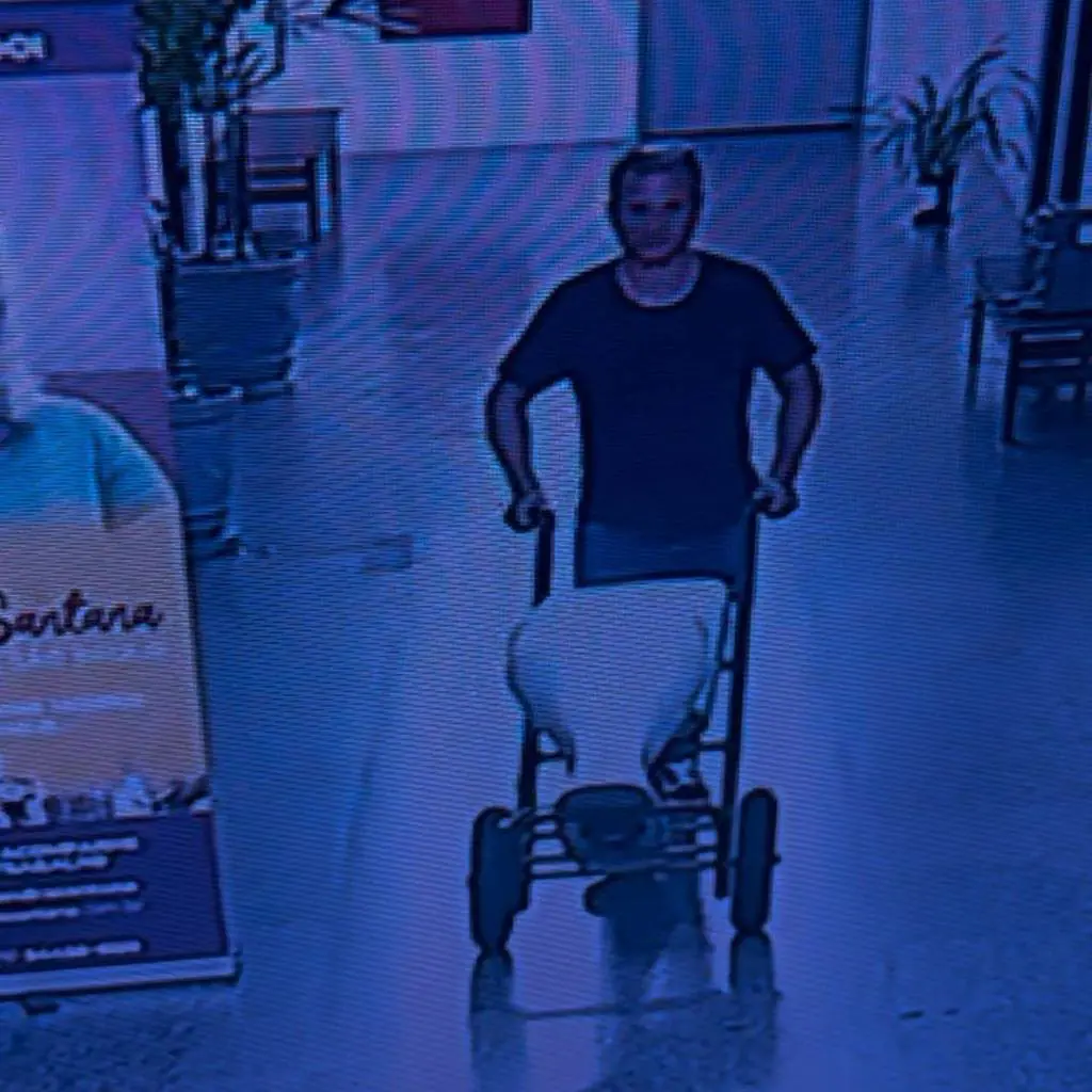 Homem levando pia da Câmara Municipal de SP