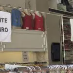 Imagem de uma vitrine com o cartaz 'somente dinheiro'