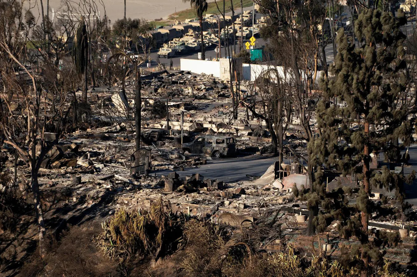 Imagem mostra os restos de casas queimadas pelo incêndio de Palisades, no bairro Pacific Palisades, em Los Angeles, Califórnia - 14/1/2025 | Foto: David Ryder/Reuters