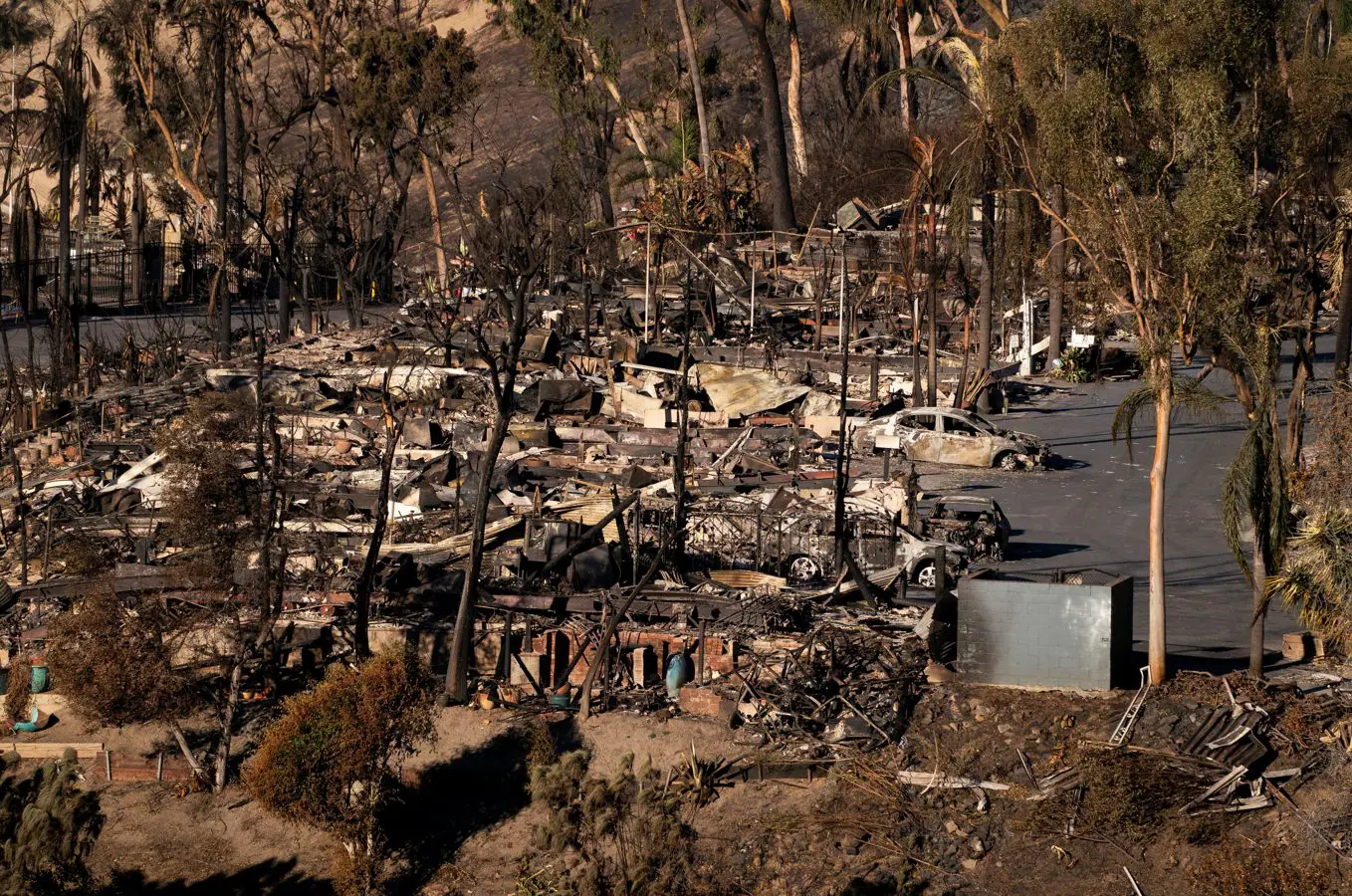 Imagem mostra os restos de casas queimadas pelo incêndio de Palisades, no bairro Pacific Palisades, em Los Angeles, Califórnia - 14/1/2025 | Foto: David Ryder/Reuters