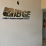 Logo do IBGE, colado em uma parede
