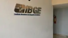 Logo do IBGE, colado em uma parede