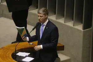 Marcel van Hattem convidou o povo a se mobilizar e ir às ruas para pedir o impeachment do presidente Lula | Foto: Valter Campanato/Agência Brasil