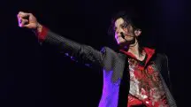Filme sobre Michael Jackson tem cenas cortadas e é adiado