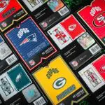 Kit com baralhos licenciados pela NFL e os principais times da liga de futebol profissional dos EUA: marca avança no Brasil, diz empresa | Foto: Copag/Divulgação