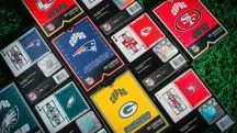 Kit com baralhos licenciados pela NFL e os principais times da liga de futebol profissional dos EUA: marca avança no Brasil, diz empresa | Foto: Copag/Divulgação