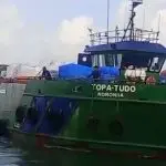 O navio Topa-Tudo Noronha, que afundou na noite desta sexta-feira, 10: todos tripulantes foram resgatados, mas carga foi saqueada por moradores | Foto: Reprodução/Redes sociais