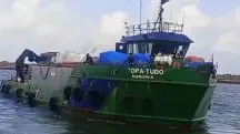 O navio Topa-Tudo Noronha, que afundou na noite desta sexta-feira, 10: todos tripulantes foram resgatados, mas carga foi saqueada por moradores | Foto: Reprodução/Redes sociais