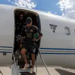 Neymar desce de seu jatinho, que tem suas iniciais marcadas