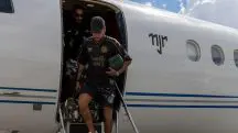 Neymar desce de seu jatinho, que tem suas iniciais marcadas