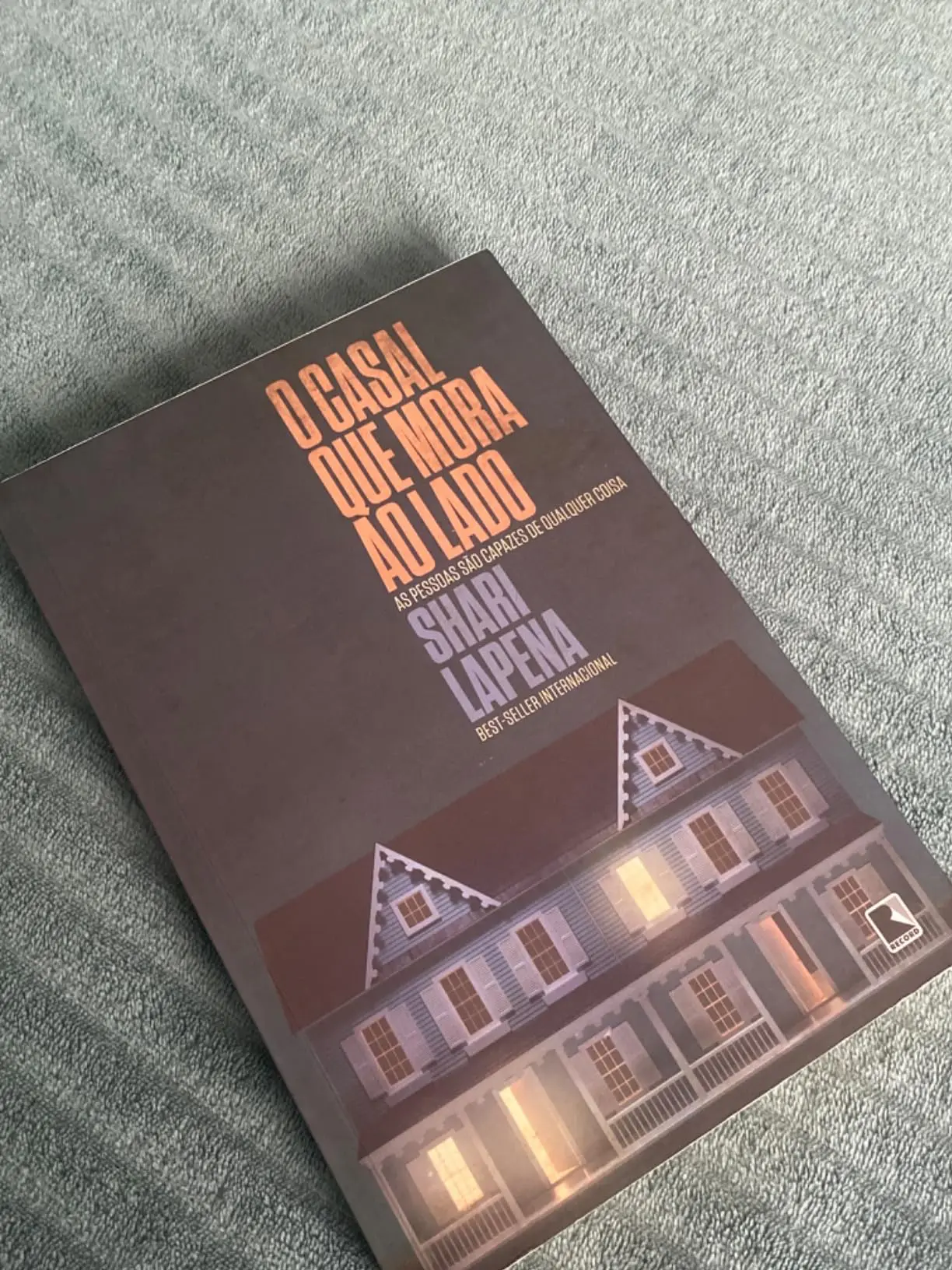 O detetive da cidade, Rasbach, logo assume a investigação, e, à medida que as evidências são colhidas, segredos familiares e tramas estranhas vêm à tona | Foto: Reprodução/Amazon