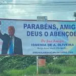 Outdoor com mensagem de parabéns a Donald Trump