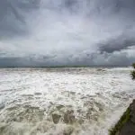 Em caso de emergência, os moradores de Santa Catarina podem acionar a Defesa Civil, por meio do telefone 199, ou podem ligar para o Corpo de Bombeiros, pelo número 193 | Foto: Wirestock/Freepik