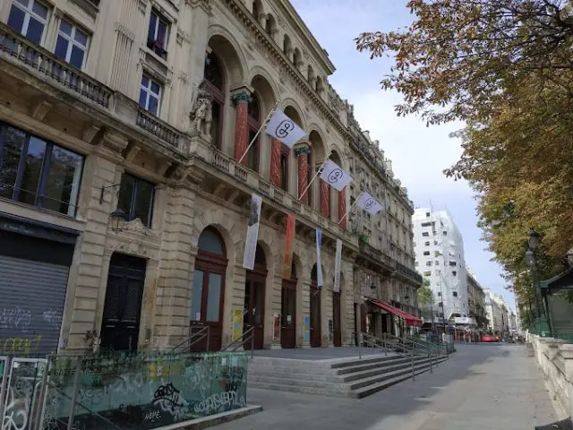 Teatro francês ocupado por imigrantes