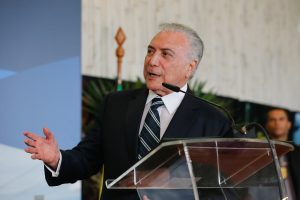 Temer discursa na cerimônia de assinatura da declaração Presidencial Conjunta Brasil-Paraguai sobre Integração Física, na sede da usina hidrelétrica Itaipu Binacional, em Foz do Iguaçu (PR).