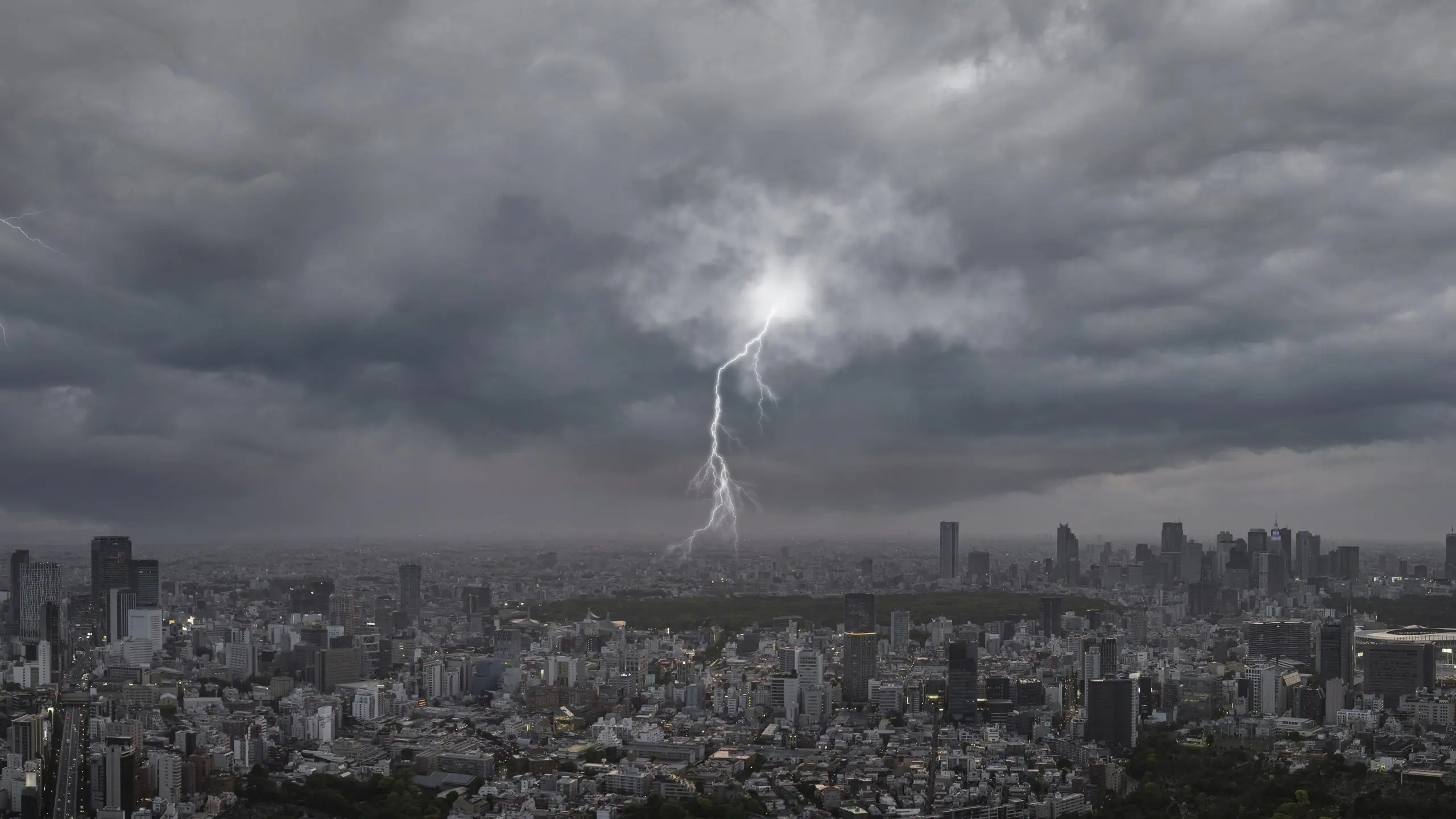 Às 15h30, a Enel São Paulo informava que havia 26,6 mil imóveis sem energia elétrica na sua área de concessão | Foto: Reprodução/Freepik