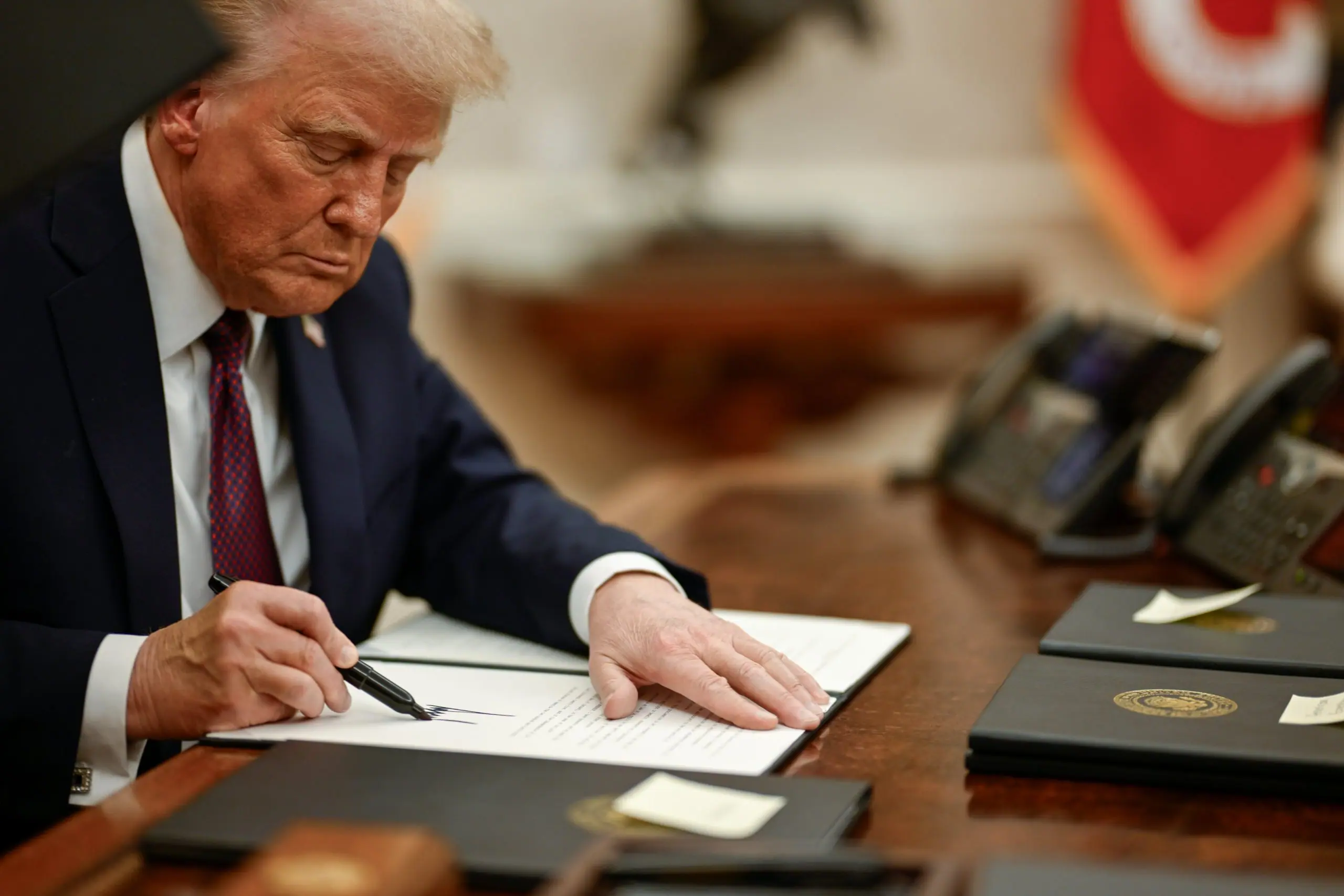 Donald Trump assina acordo