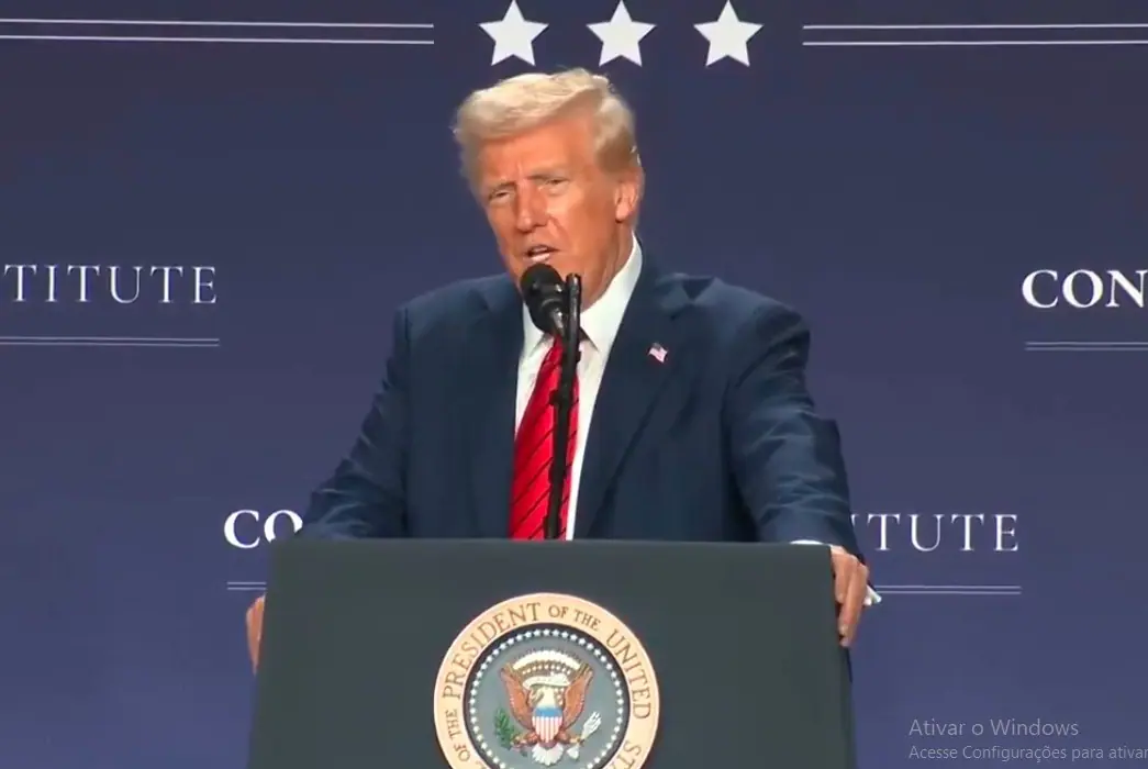 'Não precisamos dos produtos que eles têm', diz Trump, sobre o risco de tarifas desestabilizarem o preço do petróleo nos EUA | Foto: Reprodução/Twitter/X