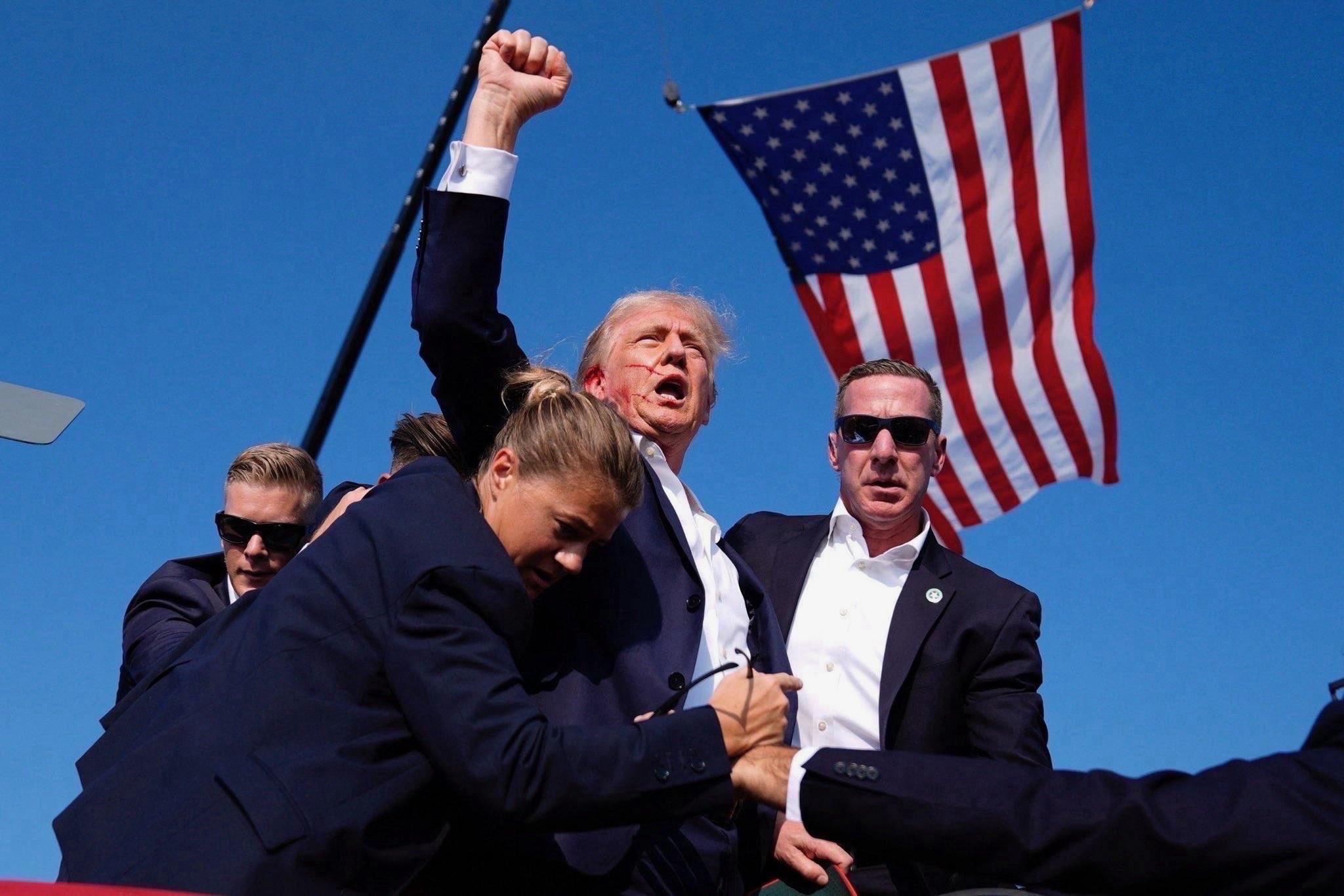 Sean Curran correu para o palco e protegeu Trump dos disparos na Pensilvânia | Reprodução/Twitter/X