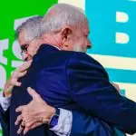 Lula e Sidônio se abraçam em solenidade | Foto: Ricardo Stuckert/PR