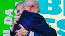 Lula e Sidônio se abraçam em solenidade | Foto: Ricardo Stuckert/PR