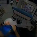 Circuito interno de segurança da lotérica mostra o momento em que a atendente dobra o bilhete premiado depois de simular ter feito o descarte do documento | Foto: Reprodução/Twitter/X