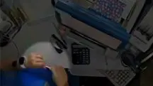 Circuito interno de segurança da lotérica mostra o momento em que a atendente dobra o bilhete premiado depois de simular ter feito o descarte do documento | Foto: Reprodução/Twitter/X