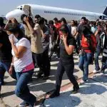 Avião com brasileiros deportados dos Estados Unidos está em Manaus