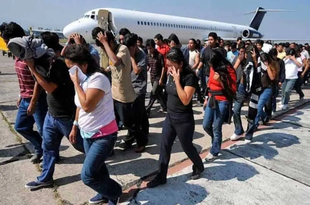Avião com brasileiros deportados dos Estados Unidos está em Manaus