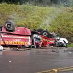 Durante o trajeto de atendimento de uma emergência, o caminhão capotou e colidiu frontalmente com um Corolla | Foto: Reprodução/Redes sociais