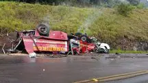 Durante o trajeto de atendimento de uma emergência, o caminhão capotou e colidiu frontalmente com um Corolla | Foto: Reprodução/Redes sociais