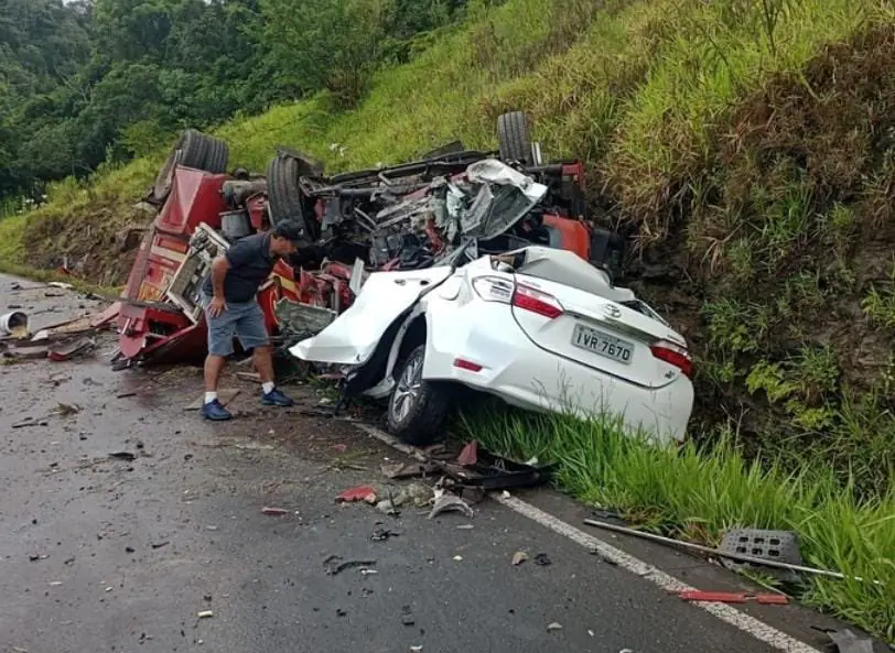 Corolla ficou destruído depois do acidente com o caminhão dos bombeiros | Foto: Reprodução/Redes sociais
