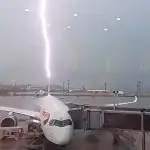 Avião atingido por raio