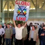 Foto de Jair Bolsonaro protestando contra a Globo