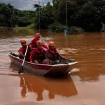 Várias pessoas precisaram ser resgatas das áreas alagadas em barcos pelo Corpo de Bombeiros de Mato Grosso | Foto: Divulgação/CBMMT