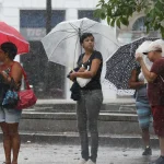 pessoas com guarda-chuva