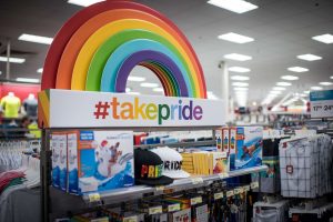 Produtos LGBT em uma loja da Target; na época, empresa sofreu boicote | Foto: Reprodução/Redes sociais
