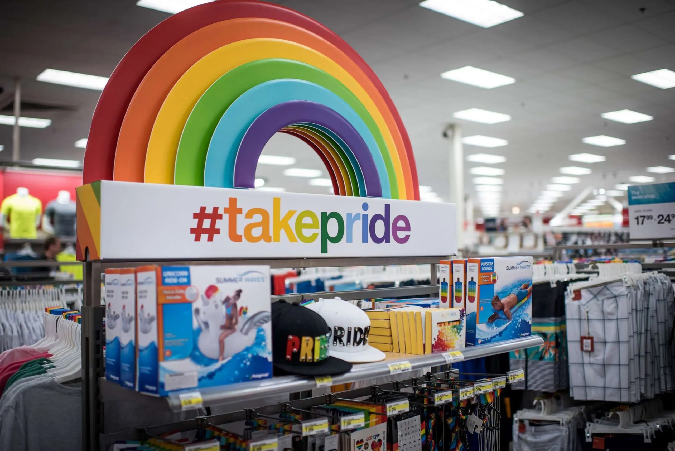 Produtos LGBT em uma loja da Target; na época, empresa sofreu boicote | Foto: Reprodução/Redes sociais