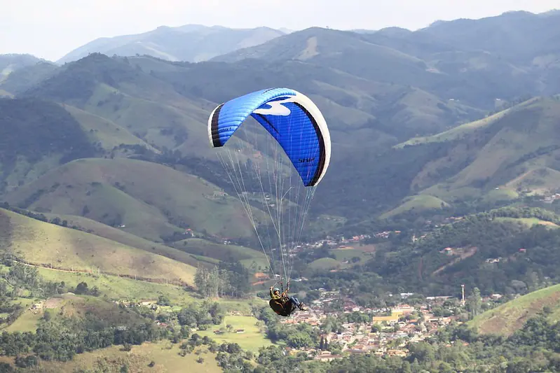 Salto com parapente é um dos esportes preferidos dos turistas que apreciam aventura | Foto: PMSJ/Divulgação