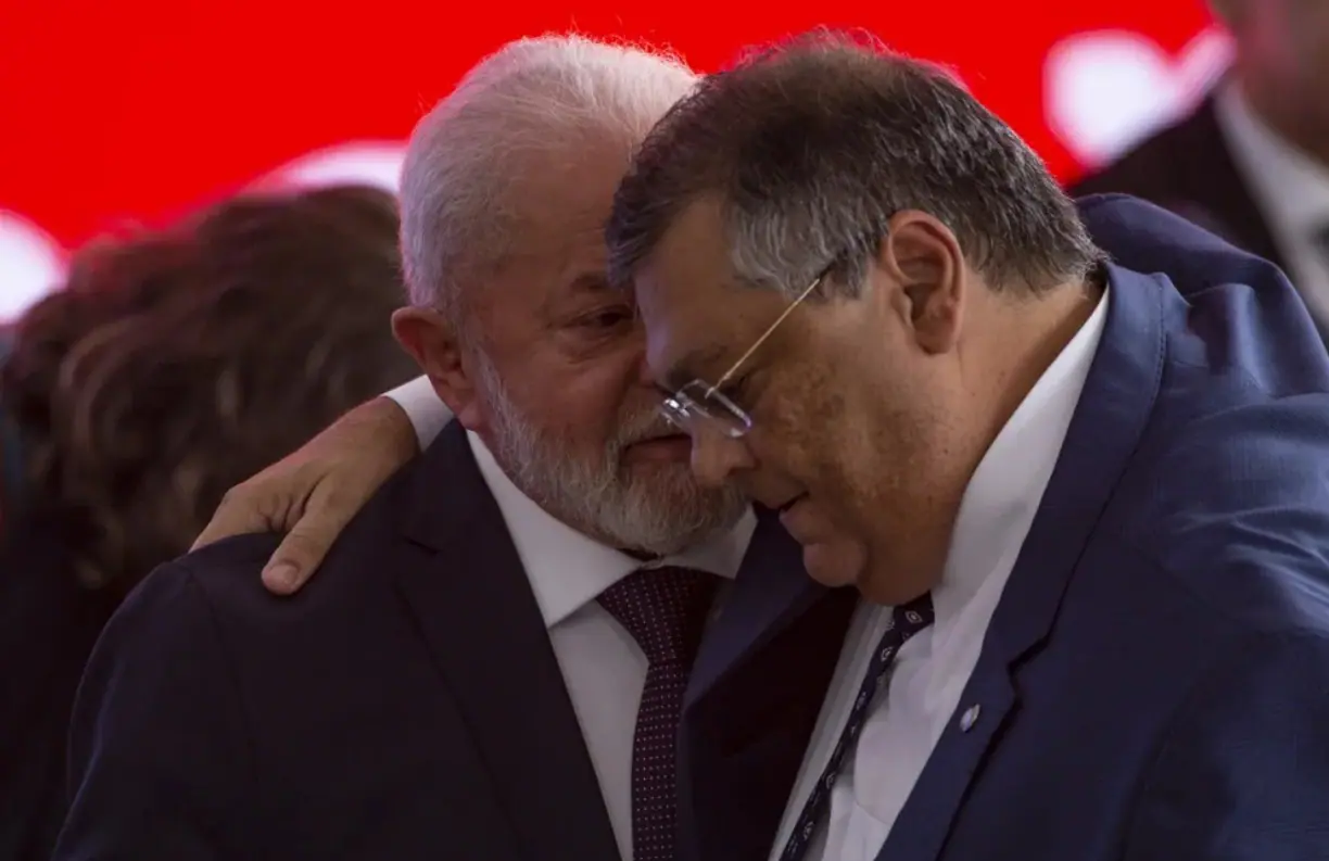 Presidente Luiz Inácio Lula da Silva e o ministro da Justiça, Flávio Dino, no Palácio do Planalto | Foto: Marcelo Camargo/Agência Brasil Este trecho é parte de conteúdo que pode ser compartilhado utilizando o link https://valor.globo.com/politica/noticia/2023/11/27/analise-com-a-escolha-de-dino-lula-coloca-um-articulador-politico-para-o-stf.ghtml ou as ferramentas oferecidas na página. Textos, fotos, artes e vídeos do Valor estão protegidos pela legislação brasileira sobre direito autoral. Não reproduza o conteúdo do jornal em qualquer meio de comunicação, eletrônico ou impresso, sem autorização do Valor (falecom@valor.com.br). Essas regras têm como objetivo proteger o investimento que o Valor faz na qualidade de seu jornalismo.
