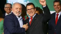 Lula com o ministro do Trabalho, Luiz Marinho, que planeja criar novo imposto sindical