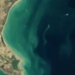 Uma ilha emergiu no Mar Cáspio, na costa do Azerbaijão, depois da erupção de um vulcão de lama, no início de 2023 | Foto: Divulgação/Nasa