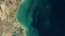 Uma ilha emergiu no Mar Cáspio, na costa do Azerbaijão, depois da erupção de um vulcão de lama, no início de 2023 | Foto: Divulgação/Nasa