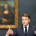 O presidente da França, Emmanuel Macron, falando no Museu do Louvre