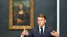 O presidente da França, Emmanuel Macron, falando no Museu do Louvre