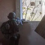 Soldado israelense em operação na fronteira de Israel com a Faixa de Gaza