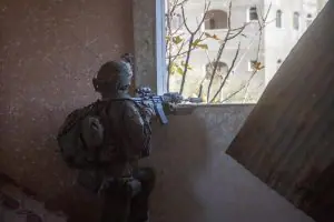Soldado israelense em operação na fronteira de Israel com a Faixa de Gaza