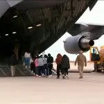Imagens mostram voo de repatriação de imigrantes ilegais equatorianos | Foto: Fox News/Reprodução